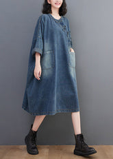 Vestido largo de mezclilla azul vintage con cuello redondo y botones de patchwork y manga larga